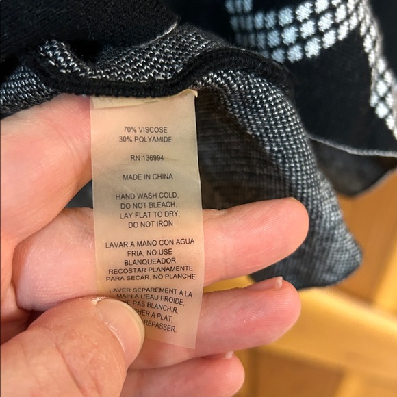 Elegant Black and White Knit Skirt - Picture 6 of 6